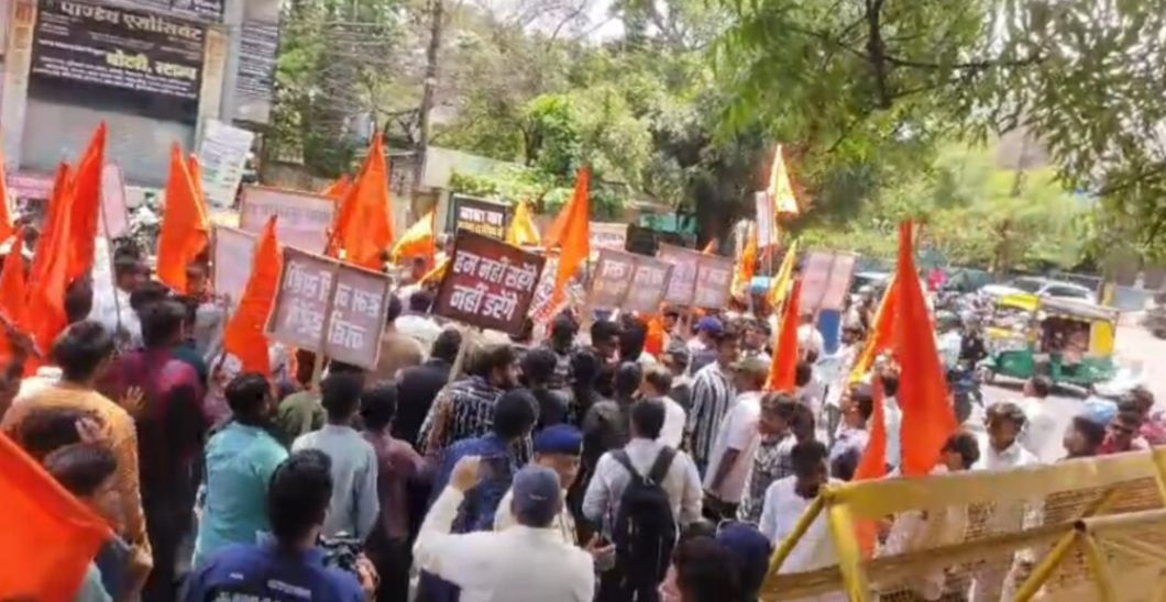 मंदिर के रास्ते को लेकर चक्काजाम करते लोग।