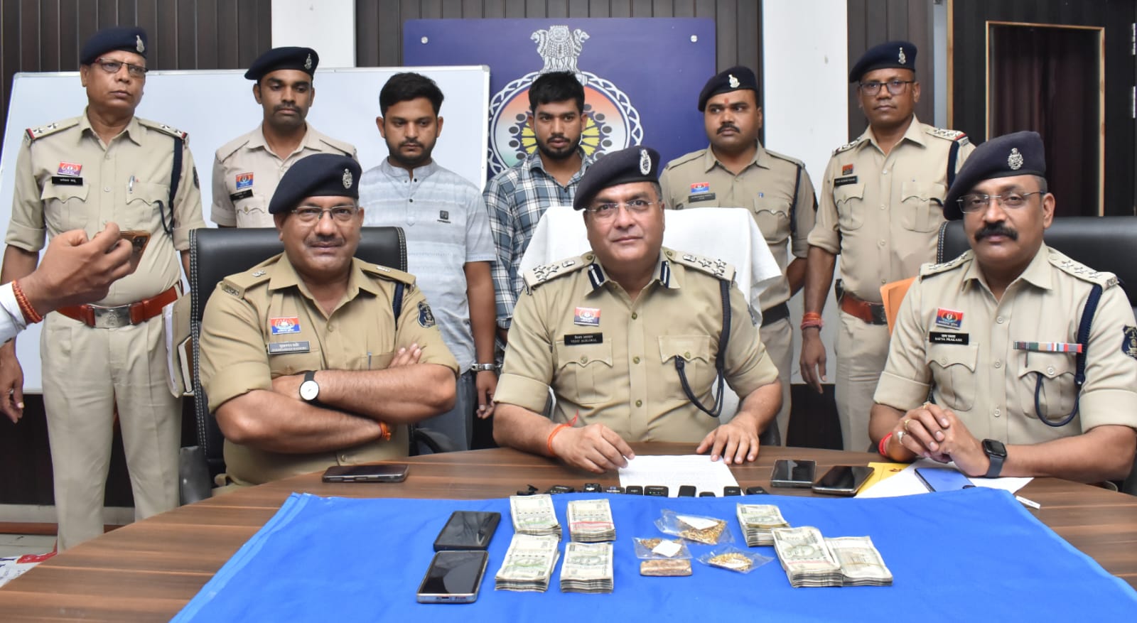 दो आरोपी को पुलिस ने किया है गिरफ्तार, एक की तलाश जारी है।