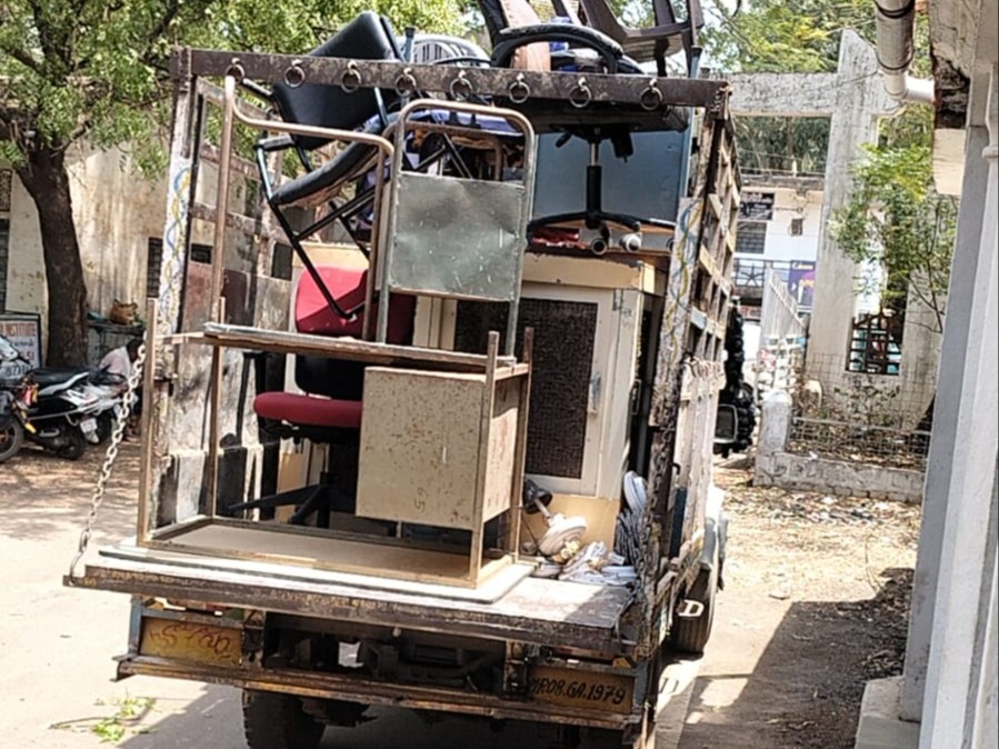 बुधवार को कोर्ट की टीम ने कुर्की की। - Dainik Bhaskar
