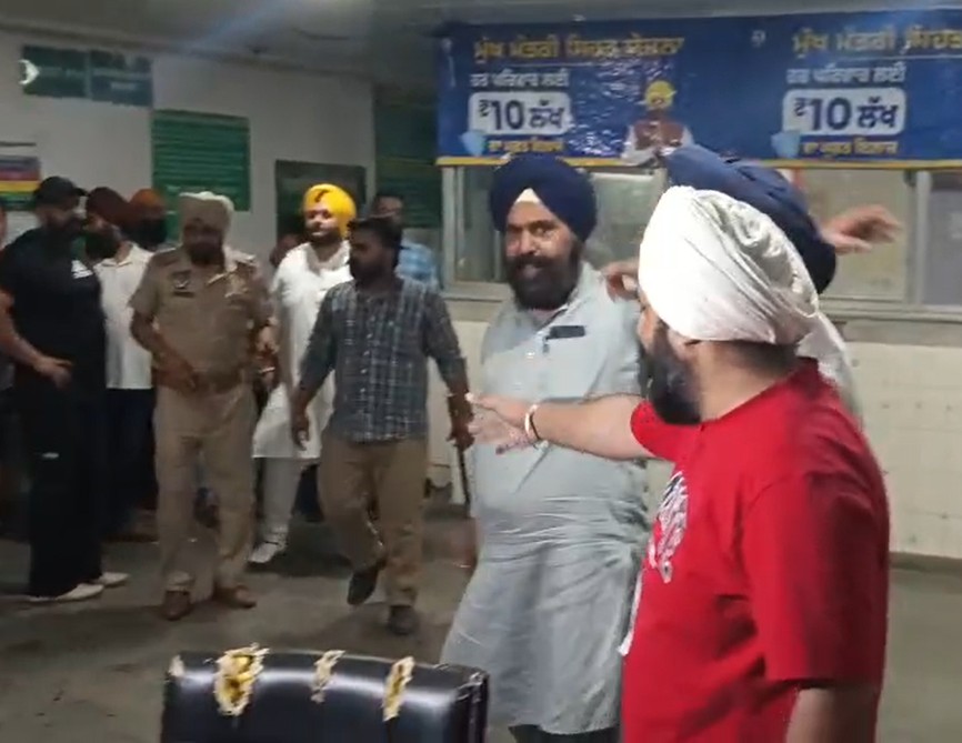 Ward 43 Congress and Akali workers of Ward 43 clashed in the emergency ward of ...