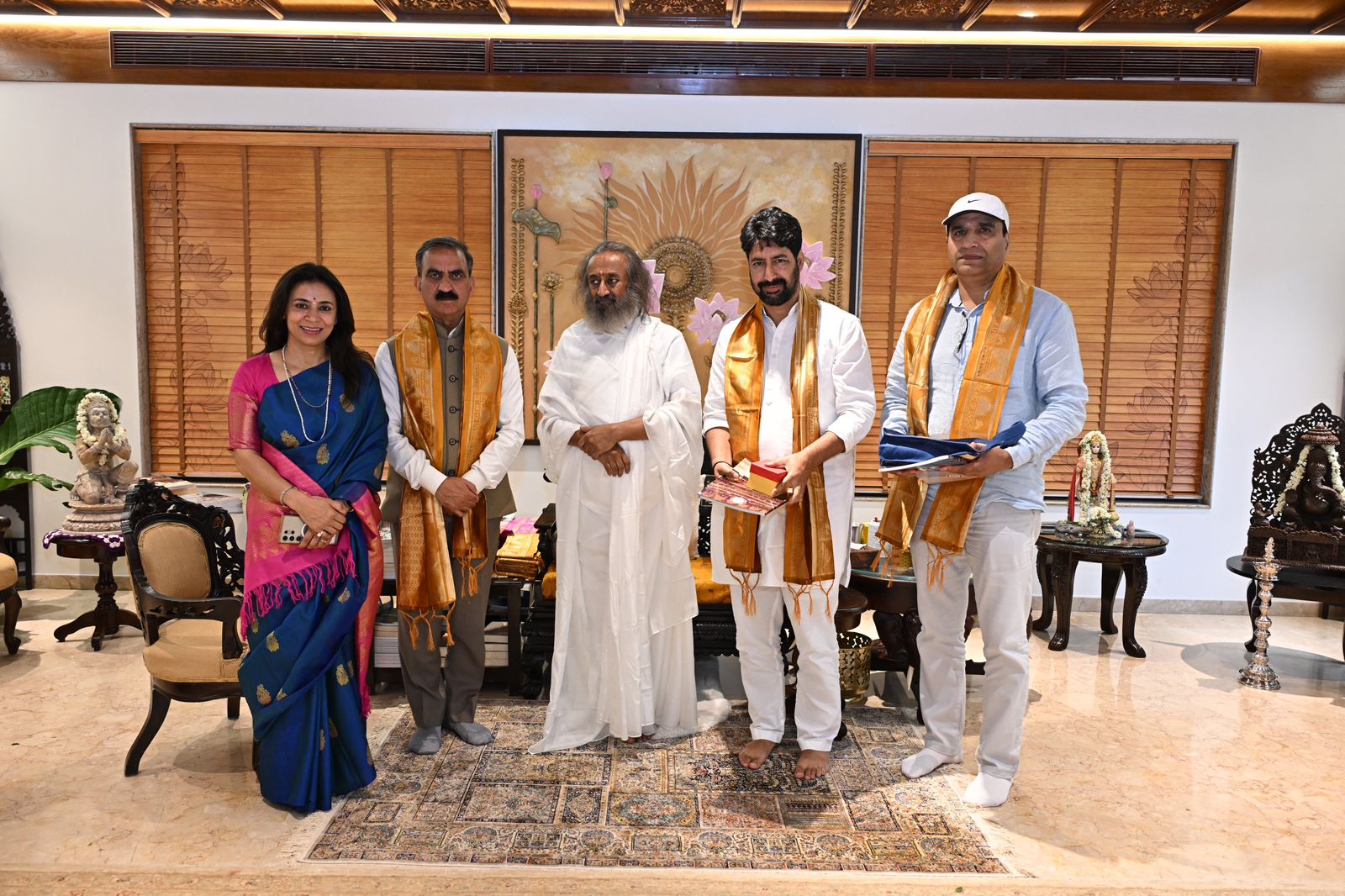श्री श्री रविशंकर से मिलते हुए सीएम सुक्खू व अन्य।