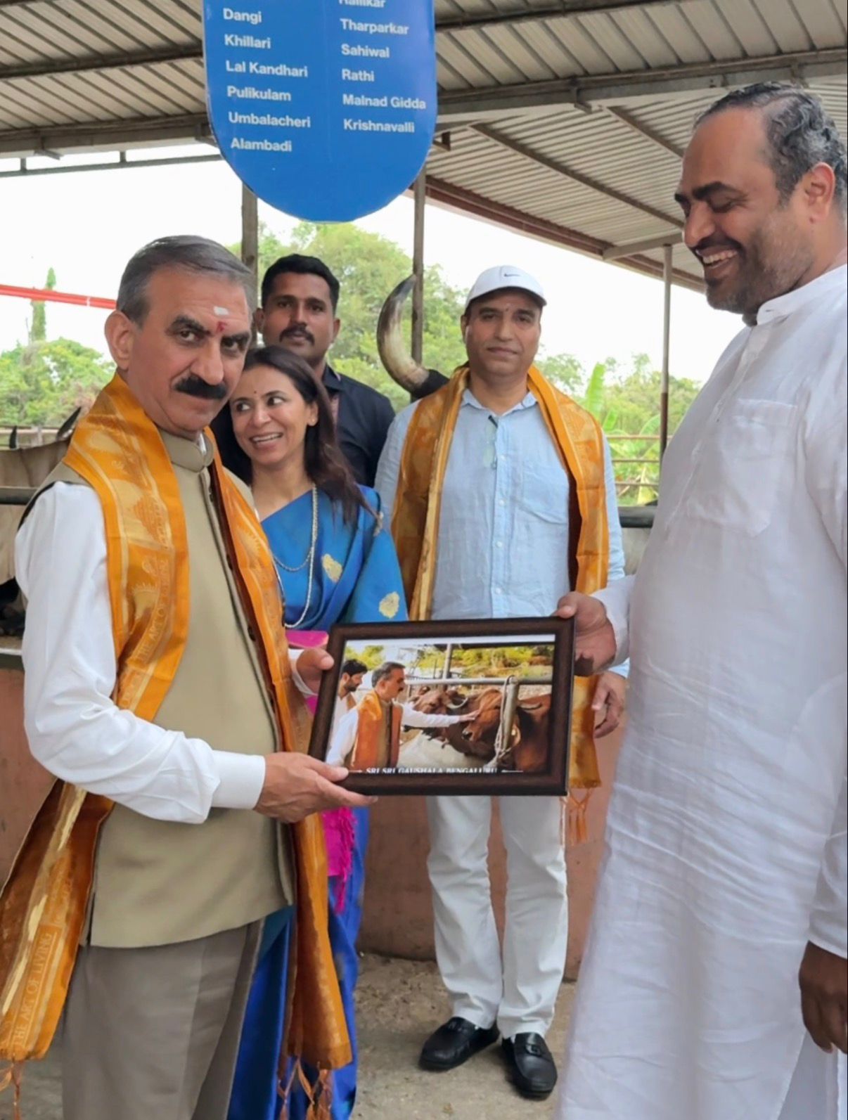 सीएम सुक्खू स्मृति चिन्ह भेंट करते हुए आर्ट ऑफ लिविंग इंटरनेशनल सेंटर के लोग।