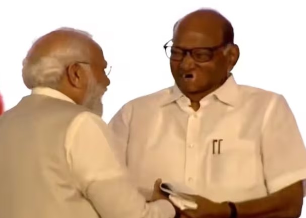 शरद पवार और पीएम मोदी की फाइल फोटो।