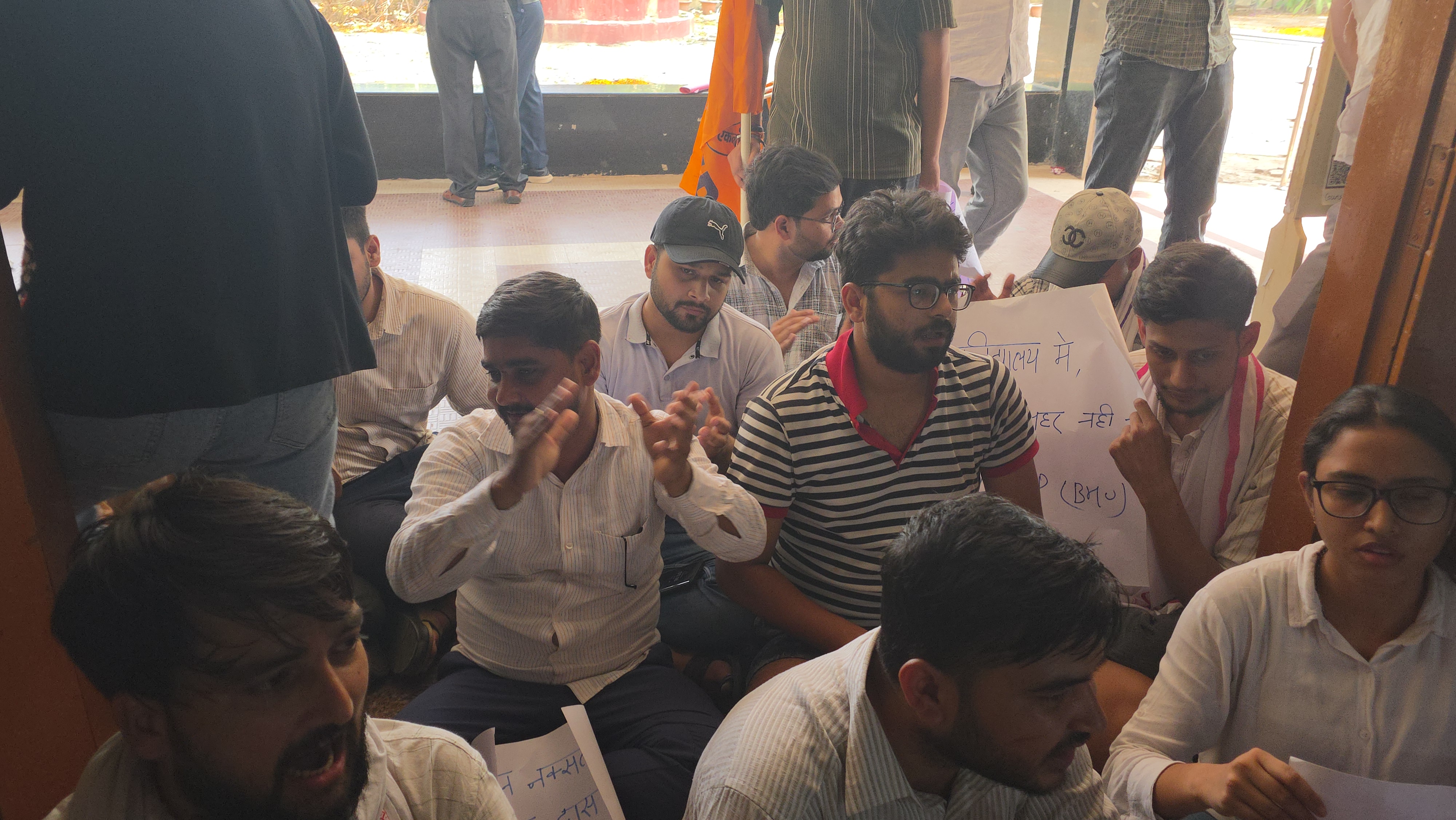 BHU ABVP च्या विद्यार्थ्यांचे आंदोलन सुरूच.
