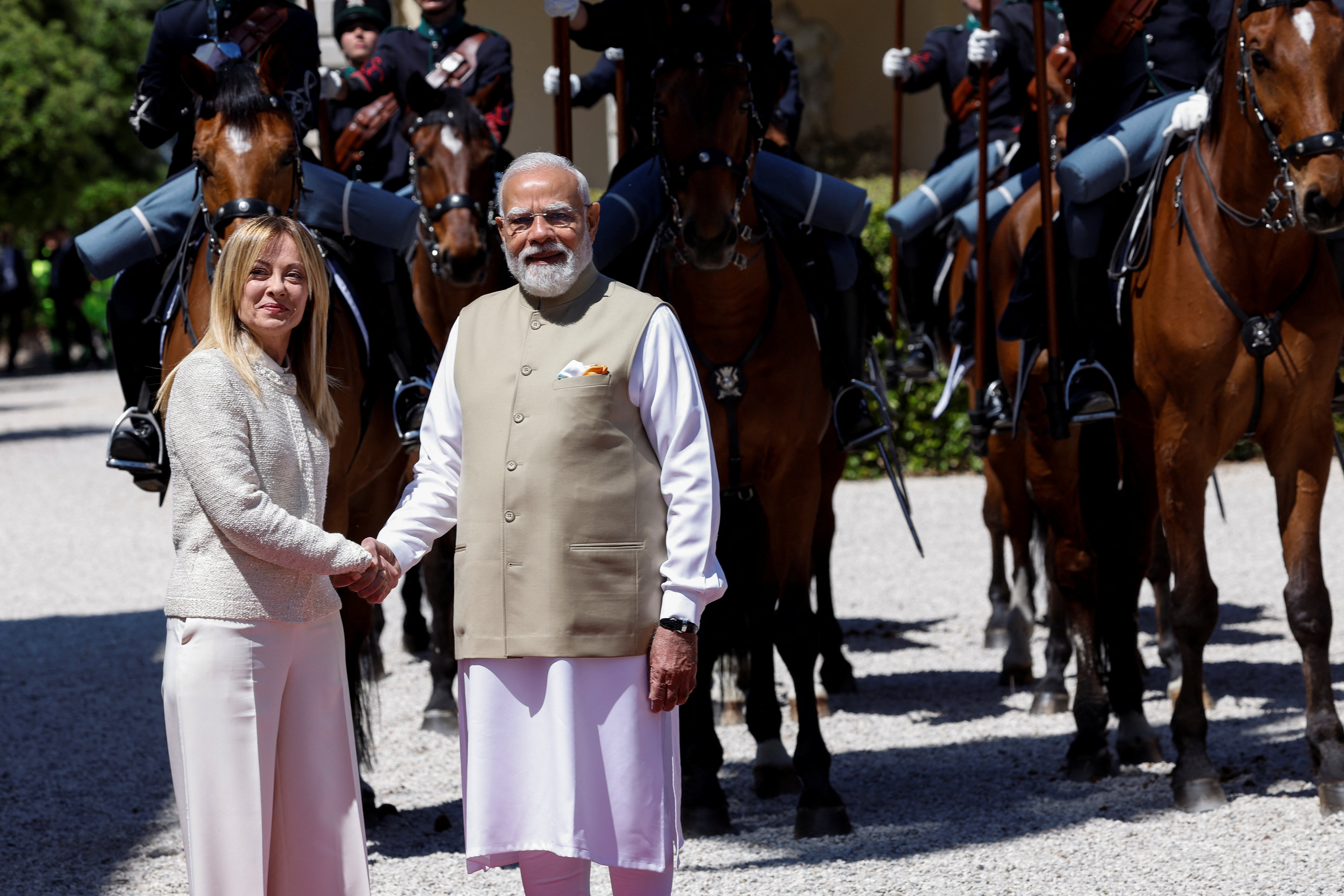 मेलोनी ने बुधवार को रोम स्थित विला डोरिया पाम्फिली में प्रधानमंत्री मोदी से मुलाकात की। दोनों नेताओं के बीच भारत-इटली संबंधों समेत कई अहम मुद्दों पर बातचीत हुई।