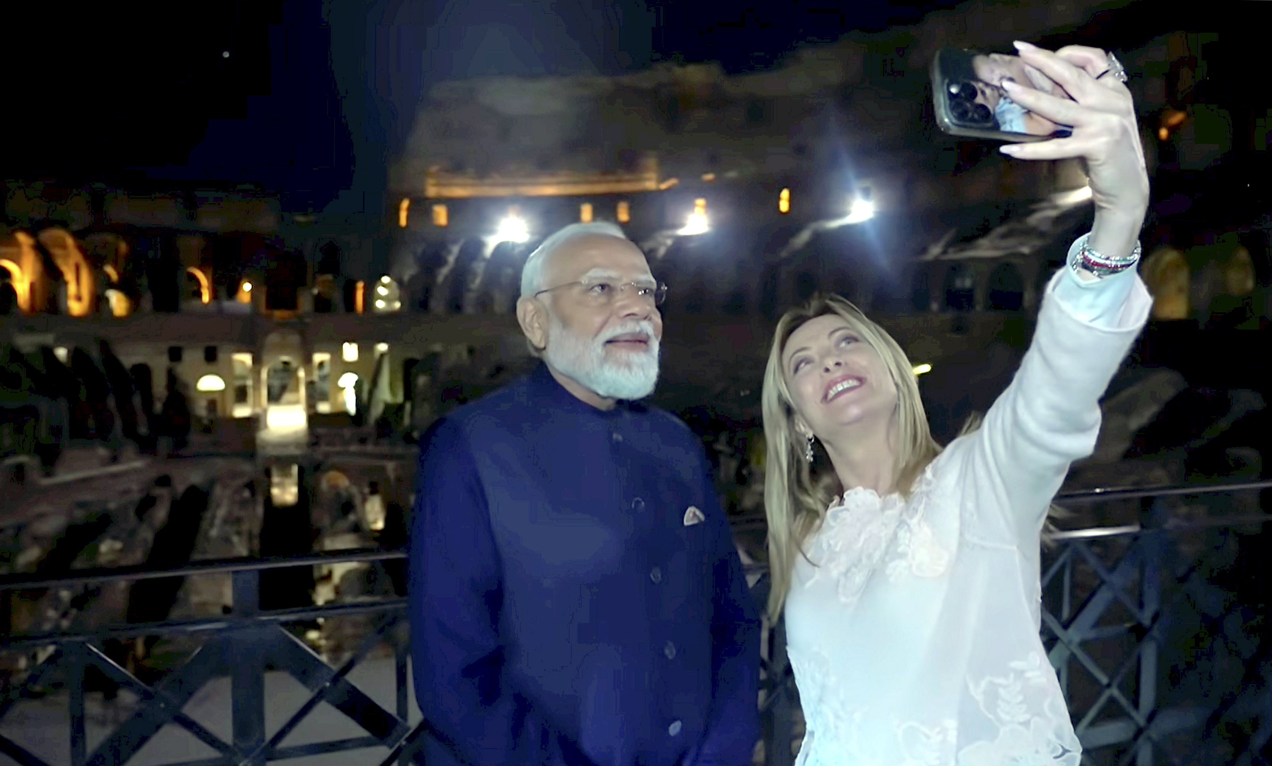 इटली की पीएम मेलोनी ने मंगलवार शाम पीएम मोदी के साथ सेल्फी भी ली।