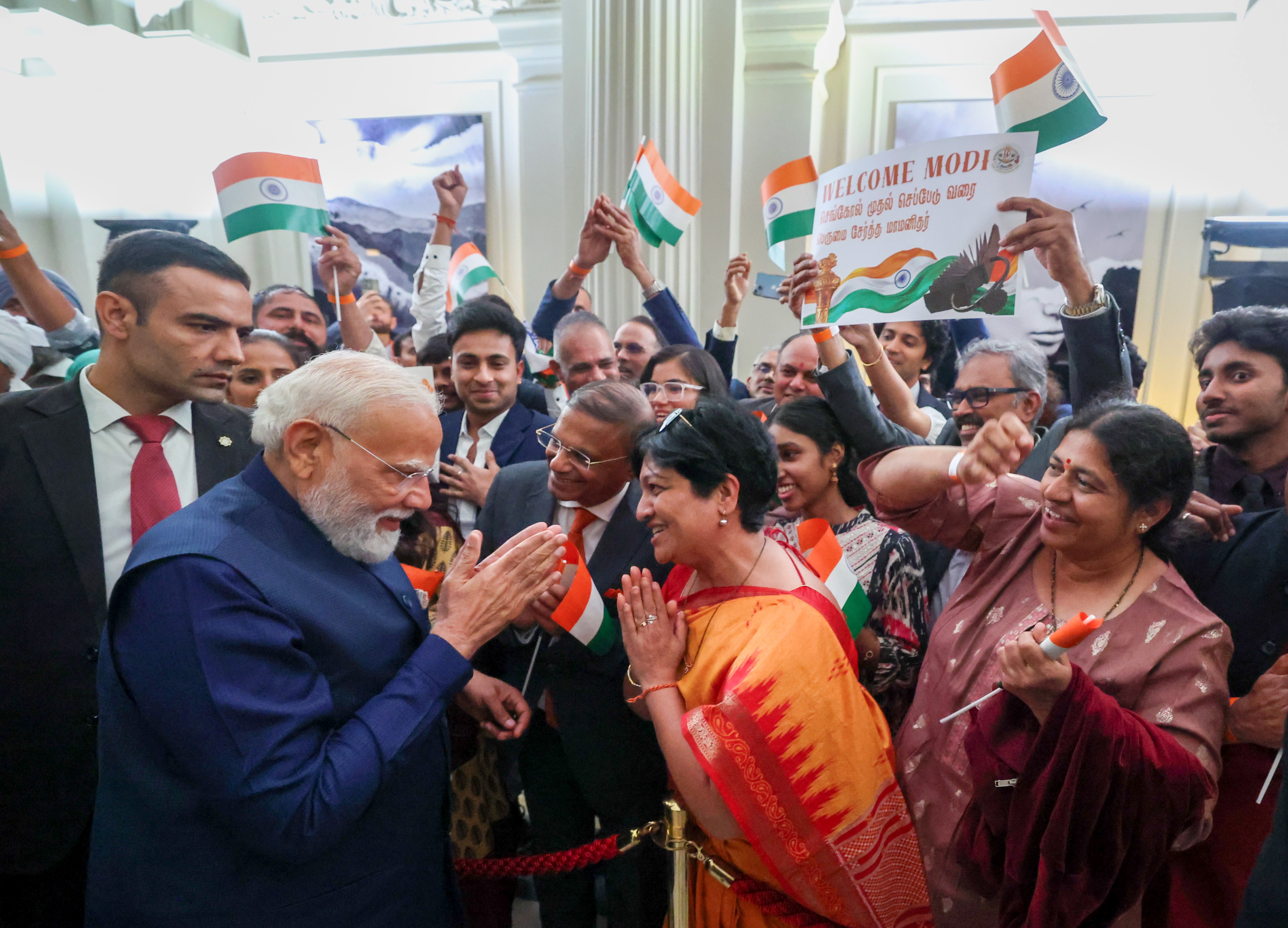 पीएम मोदी के रोम पहुंचने के बाद एयरपोर्ट पर प्रवासी भारतीयों ने उनका स्वागत किया।