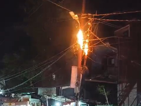 Barabanki Fire: Electricity Pole Catches Fire in Fatehpur, Power Outage