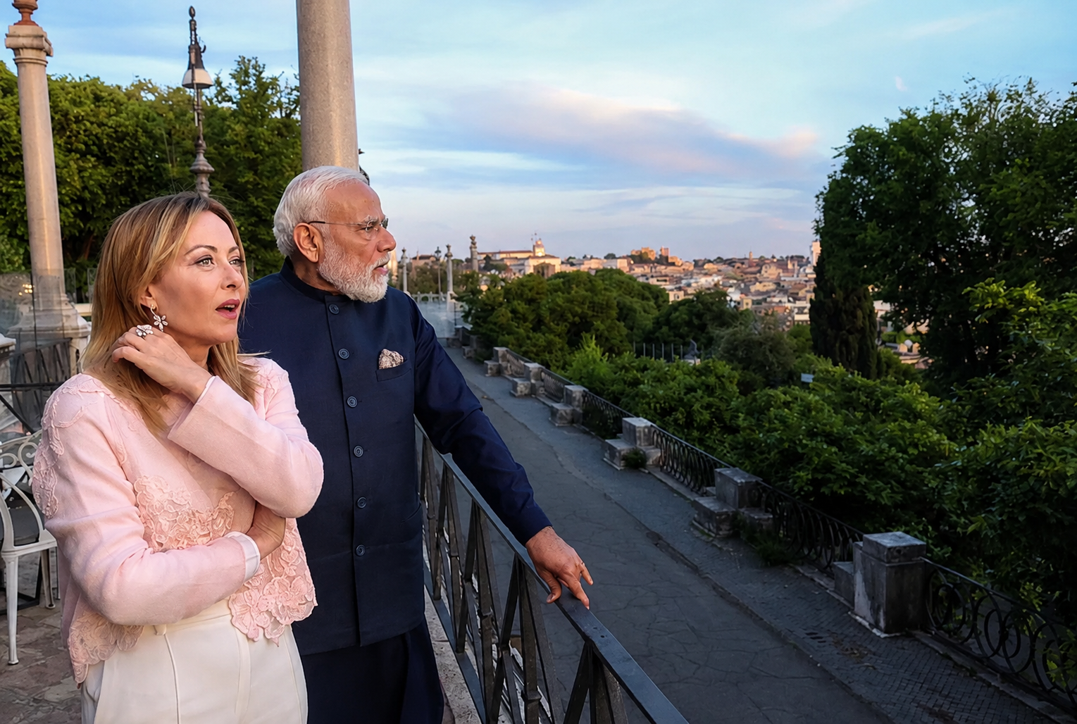 मोदी और मेलोनी रोम के ऐतिहासिक कोलोजियम के पास एक बालकनी (व्यू-पॉइंट) पर खड़े हैं।