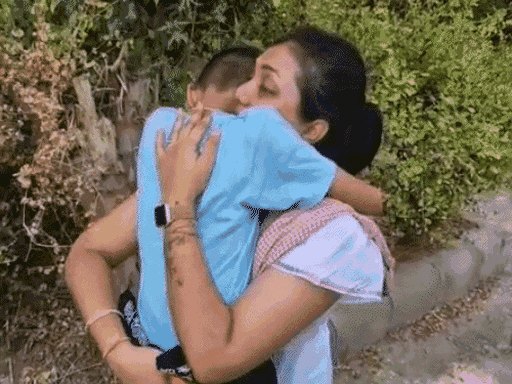 बेटे से लिपटकर रोती रेशमी। रेशमी के साथ मानव लिवइन में रह रहा था। अब दोनों मलेशिया में कोर्ट मैरिज करने वाले थे।