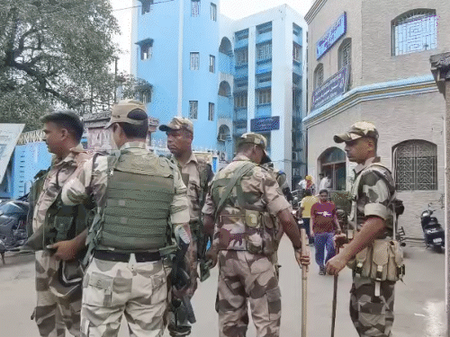 आसनसोल नगर निगम में हंगामा होने के बाद बाहर जवानों को सुरक्षा में तैनात किया गया।