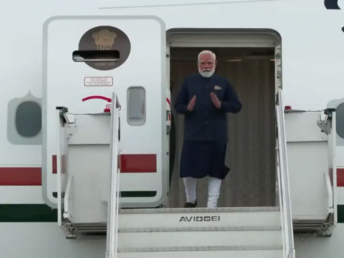 पीएम मोदी ने इटली की राजधानी रोम के एयरपोर्ट पर पहुंचकर हाथ जोड़कर नमस्ते किया।