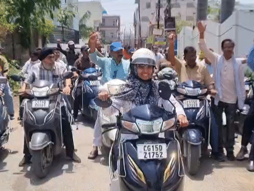 ऑनलाइन दवा बिक्री के विरोध में सरगुजा में बाइक रैली निकाली गई।