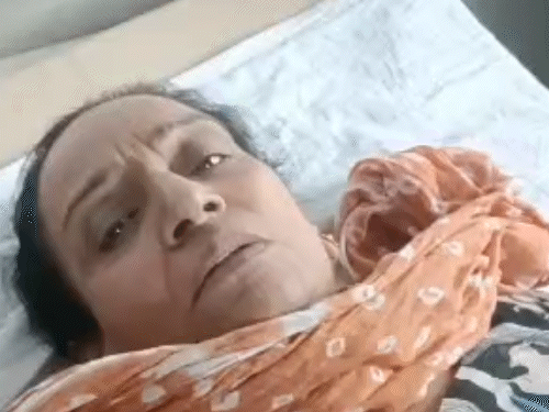 अस्पताल में भर्ती बच्ची की दादी भूपिंदर ने कहा कि बहू पांच लाख रुपए मांग रही थी।