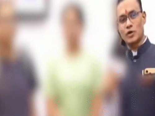वीडियो में शिवराज रघुनाथ मोटेगांवकर ने कोचिंग की स्टूडेंट्स से NEET पेपर पर चर्चा की थी।