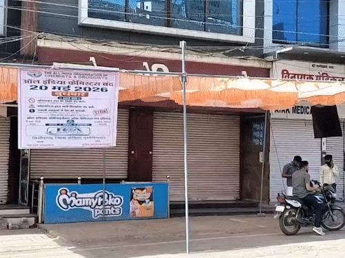 राजस्थान के चित्तौड़गढ़ में दवा दुकानें बंद हैं।
