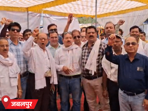 जबलपुर में भी मेडिकल संचालकों ने नारेबाजी की।