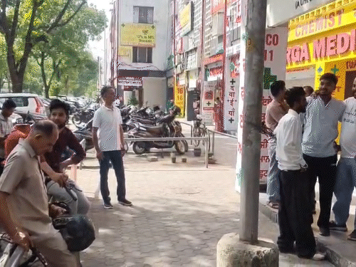 देशभर में 15 लाख दवा दुकानें बंद: ऑनलाइन बिक्री का विरोध कर रहे; एमपी, चंडीगढ़, बिहार में लोग परेशान दिखे चंडीगढ़ में दवा दुकानों के बाहर परेशान लोगों की भीड़ दिखी।