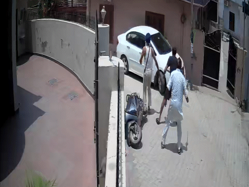 बच्ची को लेकर कार से भागते हुए आरिपयों को रोकने की कोशिश करते हुए आरोपी।
