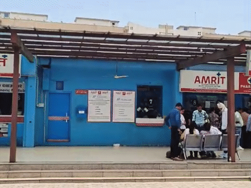 रायपुर में एम्स के कैंपस में अमृत मेडिकल में दवाई लेने लोगों की भीड़ लगी रही।
