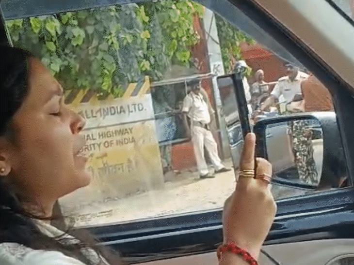 छात्र नेता खुशबू पाठक को पुलिस ने हिरासत में ले लिया है।