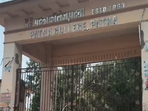 पटना कॉलेज के गेट को बंद कर दिया गया है।
