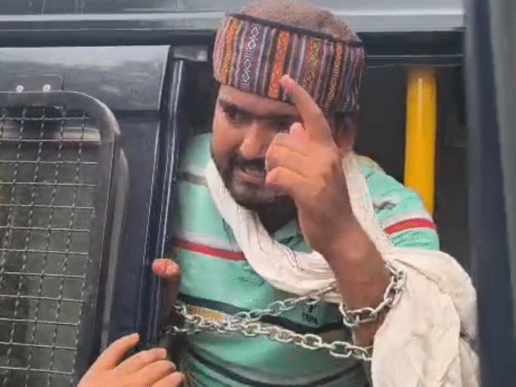 कैंडिडेट्स जंजीर पहनकर प्रदर्शन करने पहुंचे हैं।