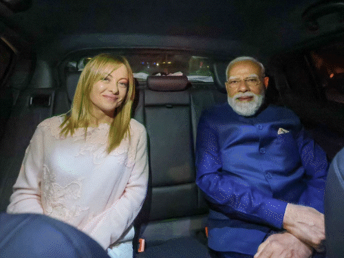 प्रधानमंत्री मोदी ने मंगलवार शाम इटली पहुंचने पर पीएम जॉर्जिया मेलोनी से मुलाकात की। - Dainik Bhaskar