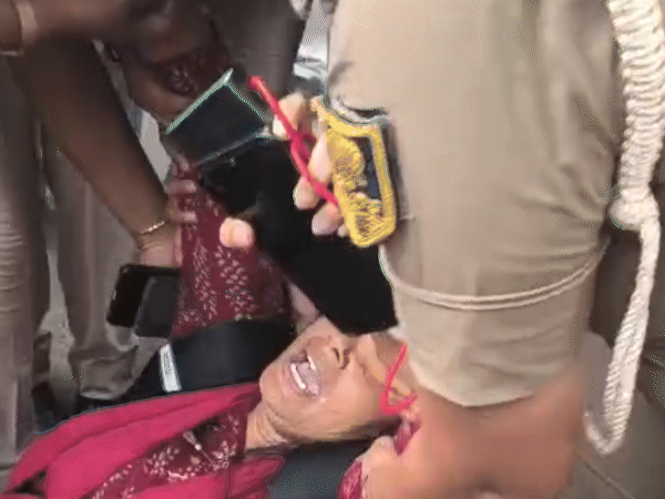 महिला कैंडिडेट को भी पुलिस घसीटकर अपनी गाड़ी तक ले गई।