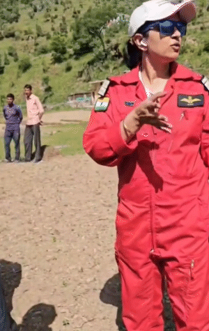 इमरजेंसी लैंडिंग के बाद पूरी घटना के बारे में बातचीत करतीं पायलट अनुपमा।