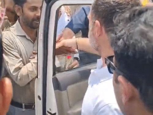 राहुल गांधी ने रायबरेली में समर्थकों को देखकर अपना काफिला रुकवाया। उनसे हाथ मिलाया और हालचाल पूछा।