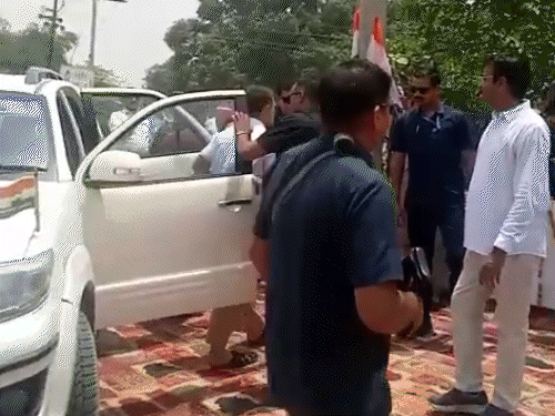 बहुजन स्वाभिमान सभा में राहुल के पहुंचने पर कांग्रेसियों ने जिंदाबाद के नारे लगाए। पैर भी छुए।