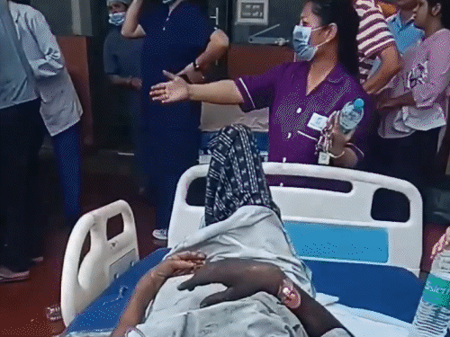 हादसे के बाद डॉक्टरों के साथ साथ परिजनों के परिजन बाहर की तरफ दोड़ते नजर आए।