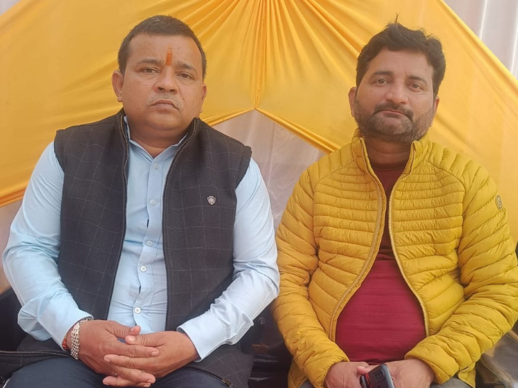 तस्वीर शिवमंगल सिंह (बाएं) और राजेश्वर सिंह (दाएं) की है। शिवमंगल, ललिता सिंह इंस्टिट्यूट ऑफ हायर एजुकेशन नाम के प्राइवेट कॉलेज का मैनेजर भी है।