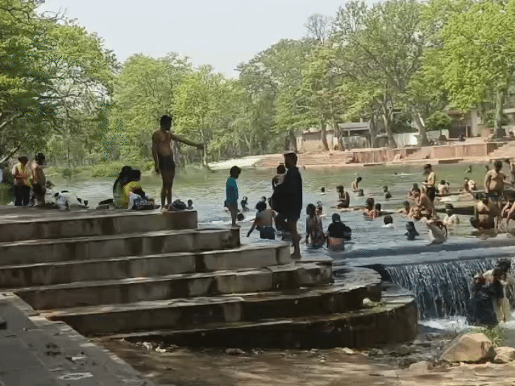 यह नजारा चित्रकूट की मंदाकिनी नदी का है, जहां लोग गर्मी से राहत पाने के लिए नदी में नहा रहे हैं।
