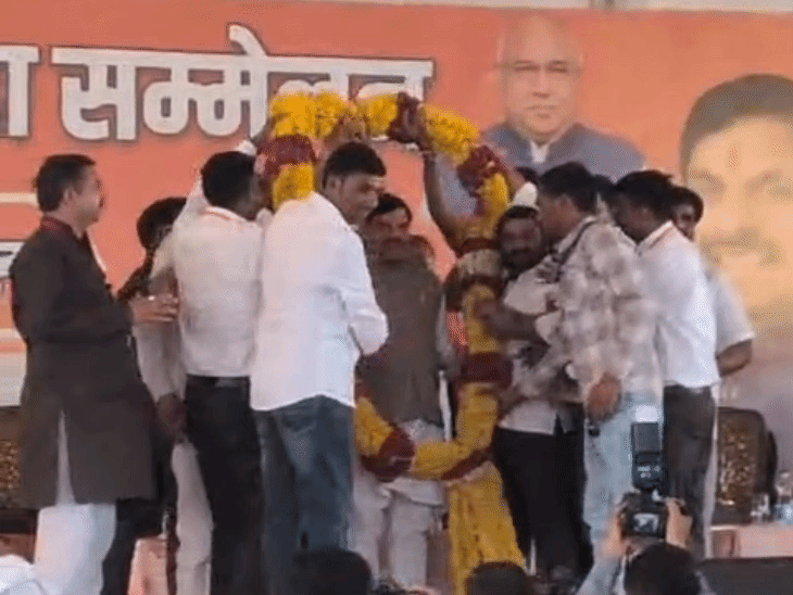 ग्राम रोजगार सहायक के प्रभारी ने माला पहनाकर सीएम को सम्मानित किया।