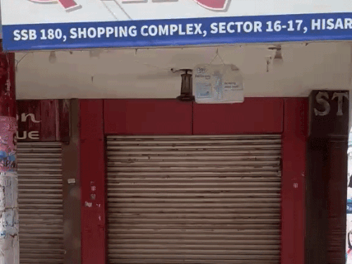 हिसार में मेडिकल स्टोर सुबह के ही बंद मिले।