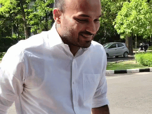 डायरेक्टर पब्लिक रिलेशन नीतीश सिंगला पैदल ही ऑफिस पहुंचे।
