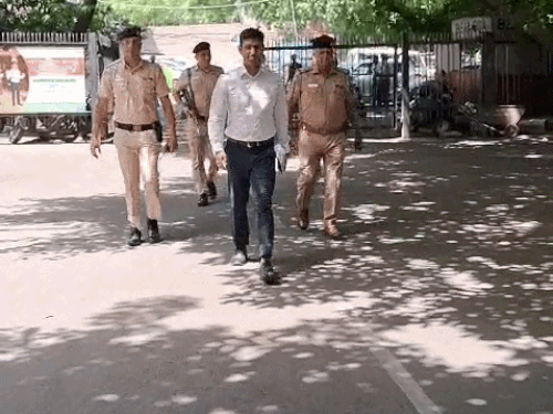 चंडीगढ़ के DC निशांत यादव पैदल ही अपने ऑफिस पहुंचे।