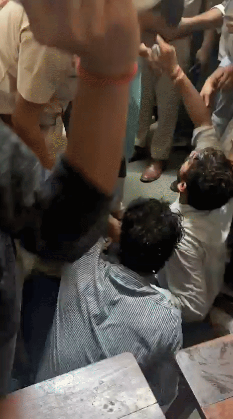 पुलिस से विवाद के बाद पेट्रोल छिड़कर विरोध जताते छात्र।