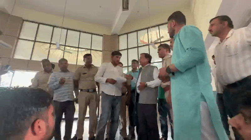 अपना मांगपत्र सौंपते छात्र।