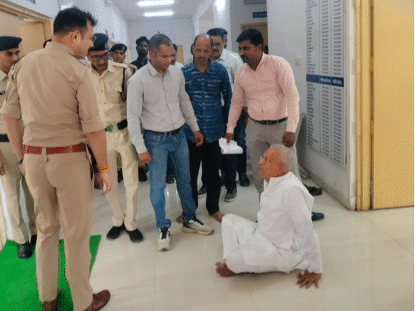 रतलाम में पूर्व गृह मंत्री हिम्मत कोठारी ने एसपी ऑफिस में धरना दिया।