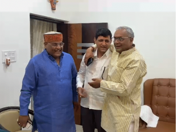 इंदौर में भाजपा विधायक महेंद्र हार्डिया ने महापौर पुष्यमित्र भार्गव से मुलाकात की।