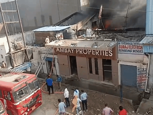 मौके पर पहुंचे फायर ब्रिगेड के कर्मचारी आग बुझाने में जुटे हैं।