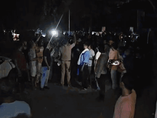 लखनऊ के राजाजीपुरम समेत कई इलाकों में बिजली गुल होने से नाराज लोग सड़कों पर उतर आए। पावर हाउस का घेराव किया।