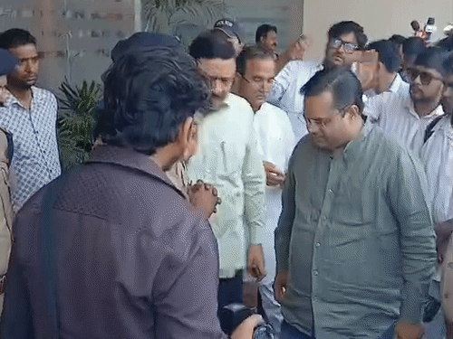 गढ़वाल कमिश्नर विनय शंकर पांडे अस्पताल पहुंचे.