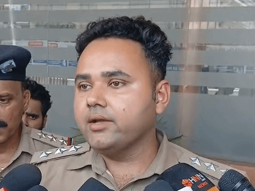 घटना की जानकारी देते मुख्य अग्निशमन अधिकारी अभिनव त्यागी।
