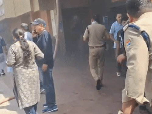बेडशीट में लपेटकर मरीजों को बाहर लेकर आती पुलिस की टीम।