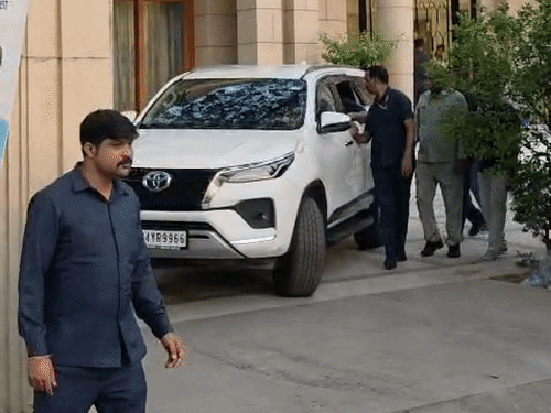मध्य प्रदेश के मुख्यमंत्री डॉ. मोहन यादव ने प्रतीक यादव के परिवार को ढांढस बंधाया।