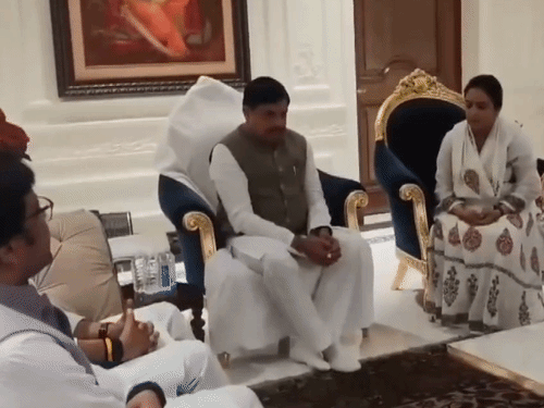 अपर्णा यादव-प्रतीक यादव के बेटी ने नमस्ते करके मोहन यादव का अभिवादन किया। उसके बाद अपर्णा की गोद में बैठ गई।